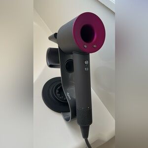 Dyson Supersonic Hair Dryer w charging base and 3 attachments